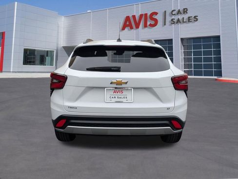 Used 2025 Chevrolet Trax LT w/ LT Convenience Package FWD image 5