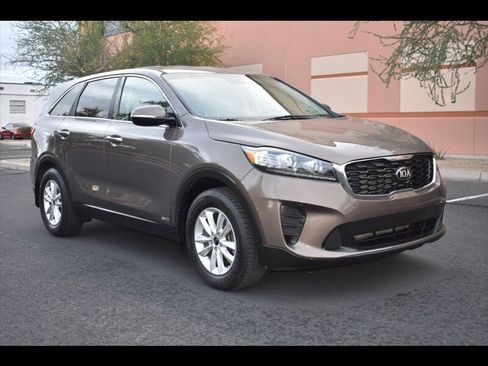 Used 2019 Kia Sorento LX image 2