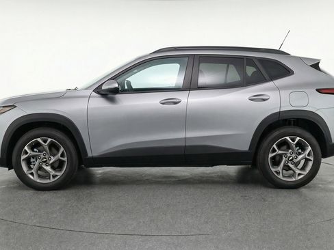 Used 2025 Chevrolet Trax LT w/ LT Convenience Package FWD image 5
