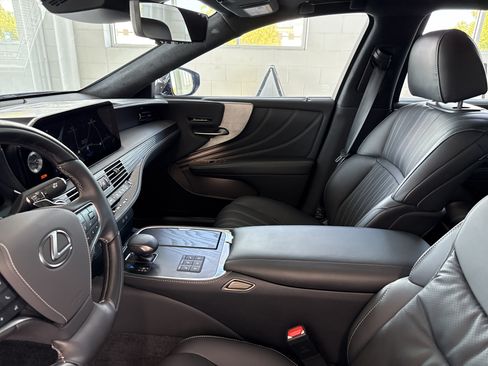 Used 2023 Lexus LS 500h AWD w/ Luxury Package image 22