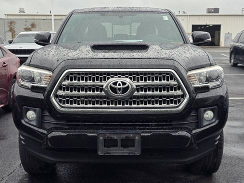 Used 2017 Toyota Tacoma TRD Sport AWD/4WD image 2