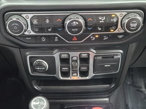 Used 2019 Jeep Wrangler Unlimited Sahara AWD/4WD image 19