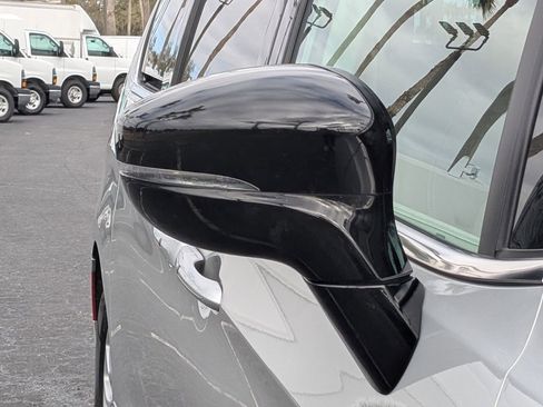 Used 2024 Chrysler Pacifica Touring-L image 12