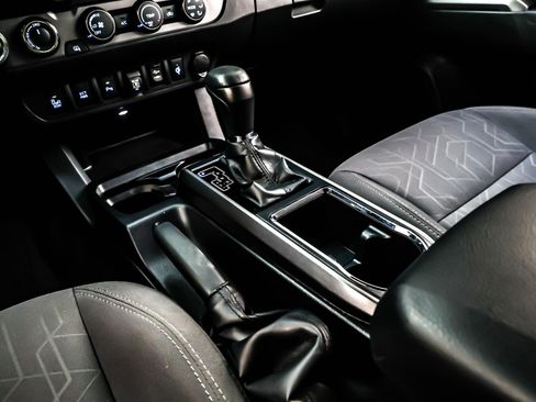 Used 2019 Toyota Tacoma TRD Sport image 5