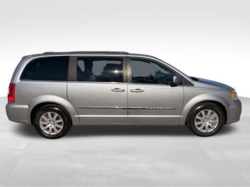 Used 2015 Chrysler Town & Country Touring image 7