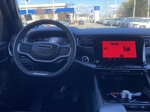 Used 2023 Jeep Wagoneer L Series II image 11