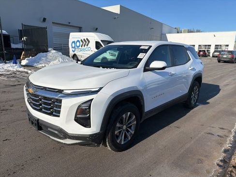 Used 2025 Chevrolet Equinox LT image 3