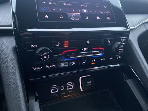 Used 2023 Jeep Grand Cherokee L Laredo image 33