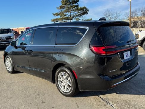 Used 2023 Chrysler Pacifica Touring-L image 10