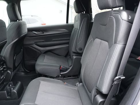 Used 2025 Jeep Grand Cherokee L Laredo image 16