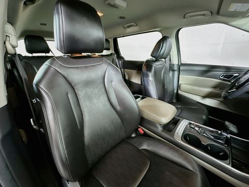 Used 2025 Kia Carnival EX FWD image 29