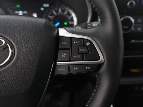 Used 2025 Toyota Highlander XLE image 31