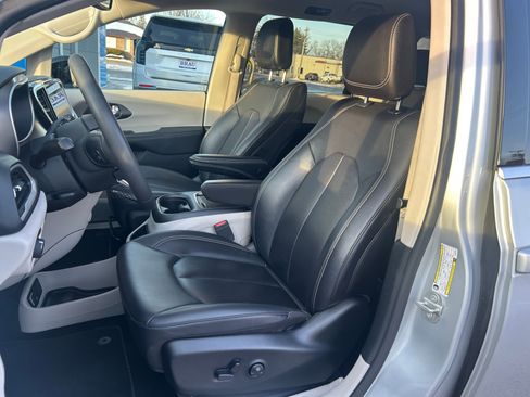 Used 2024 Chrysler Pacifica Touring-L image 17