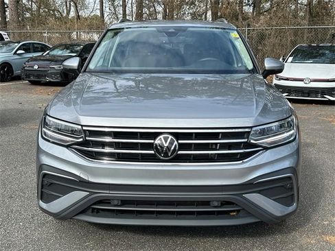 Certified 2023 Volkswagen Tiguan SE w/ Panoramic Sunroof Package image 2
