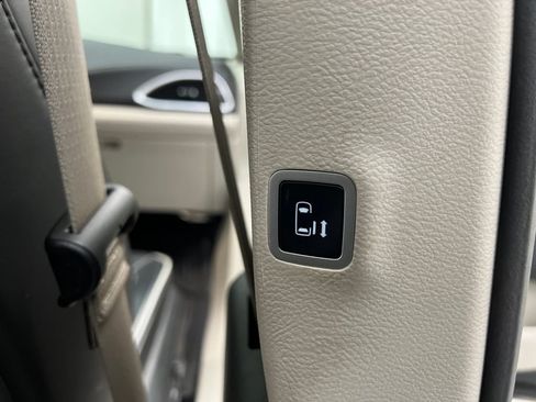 Used 2024 Chrysler Pacifica Limited FWD image 31