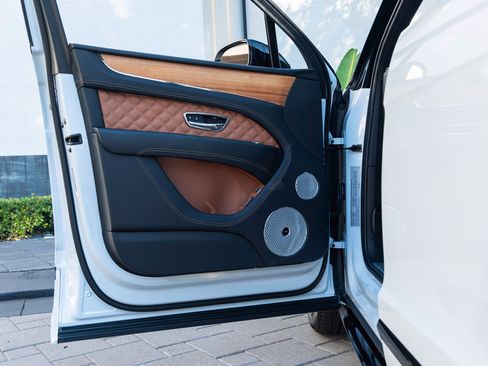 Used 2023 Bentley Bentayga image 16