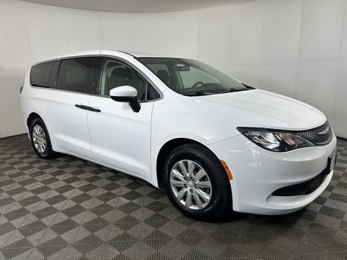 Used 2021 Chrysler Voyager L FWD image 4