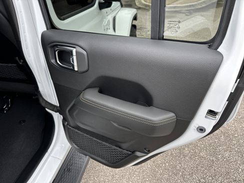 Used 2025 Jeep Wrangler Sahara image 17