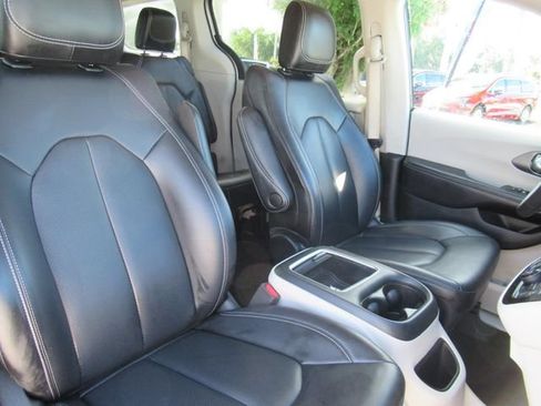 Used 2023 Chrysler Pacifica Touring-L FWD image 9