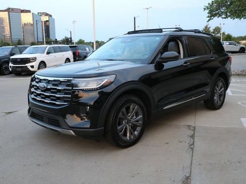 Used 2025 Ford Explorer Active w/ Active Comfort Package AWD/4WD image 3