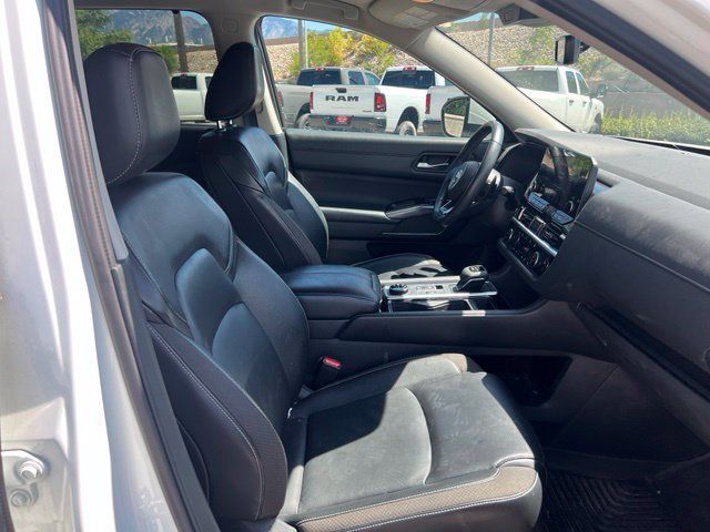 Used 2024 Nissan Pathfinder SL AWD/4WD image 16