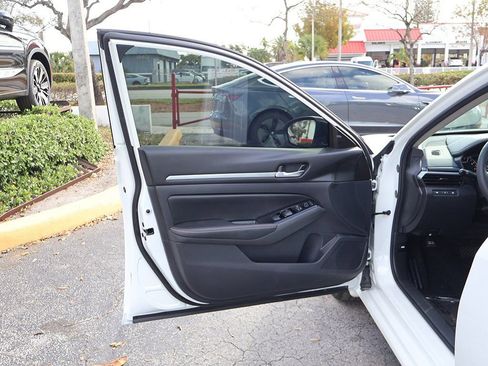 Used 2024 Nissan Altima 2.5 SR w/ SR Premium Package FWD image 21