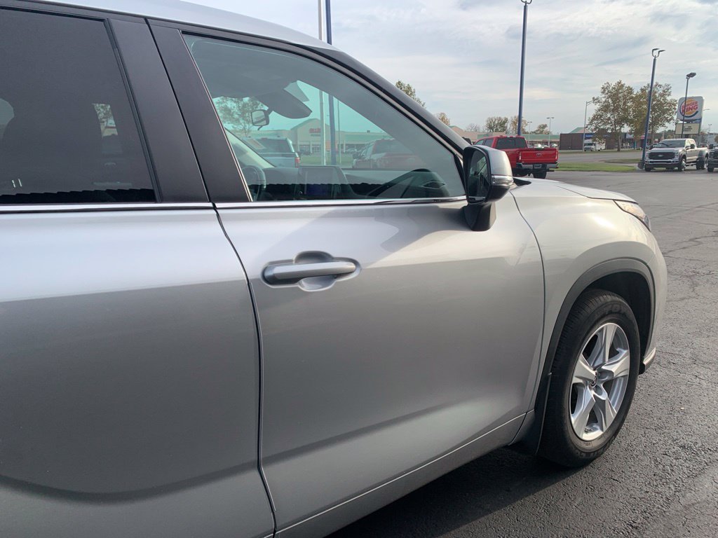 Used 2023 Toyota Highlander LE FWD image 14
