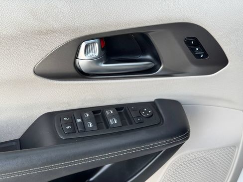 Used 2024 Chrysler Pacifica Limited FWD image 11