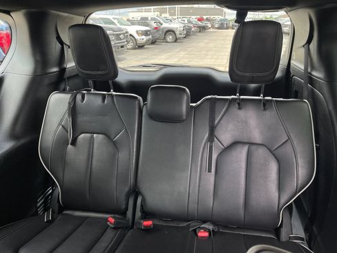 Used 2025 Chrysler Pacifica Limited FWD image 16