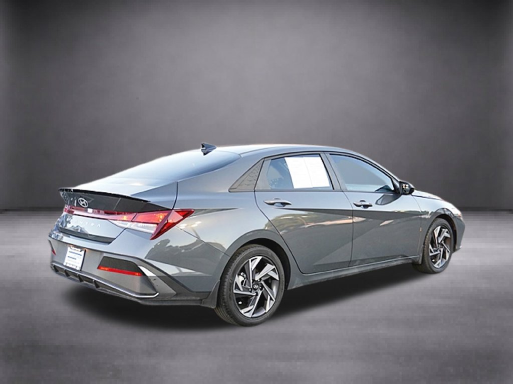 Certified 2025 Hyundai Elantra Sport FWD image 4