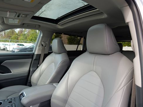 Used 2023 Toyota Highlander XLE image 23
