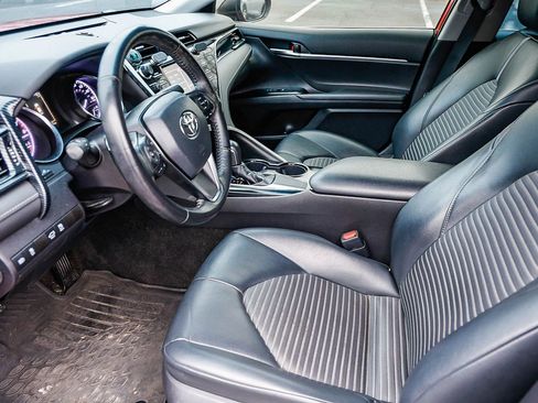 Used 2019 Toyota Camry SE image 5