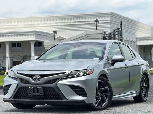 Used 2018 Toyota Camry SE FWD image 2