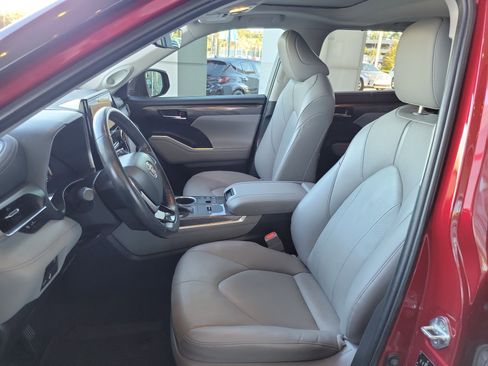 Used 2023 Toyota Highlander Limited image 13