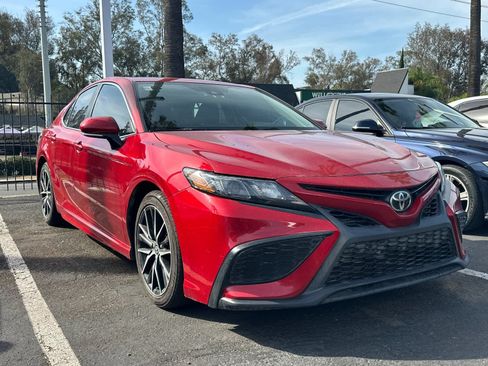 Used 2021 Toyota Camry SE FWD image 2