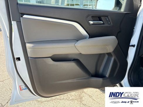Used 2024 Chevrolet Colorado ZR2 w/ Technology Package AWD/4WD image 8