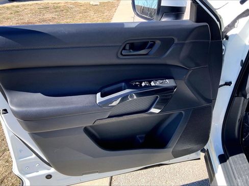 Used 2025 Nissan Pathfinder SV image 19