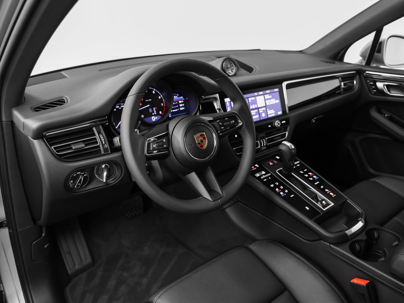 Certified 2025 Porsche Macan AWD/4WD image 4