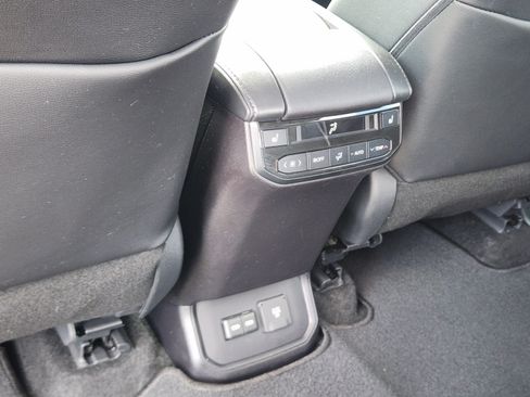 Used 2024 Toyota Highlander Platinum FWD image 31