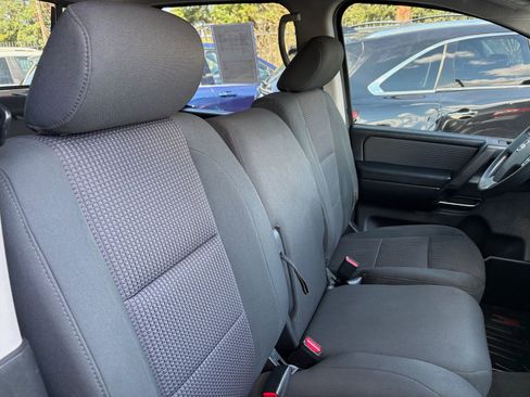 Used 2010 Nissan Titan SE image 24
