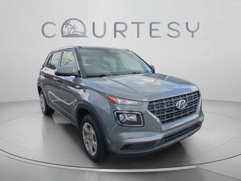 Used 2020 Hyundai Venue SE FWD image 3