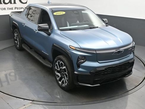 Used 2025 Chevrolet Silverado EV RST AWD/4WD image 41