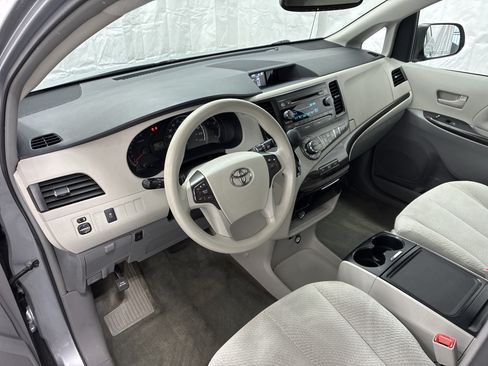 Used 2014 Toyota Sienna LE FWD image 15