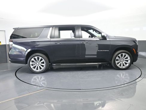 New 2025 Chevrolet Suburban Premier image 7