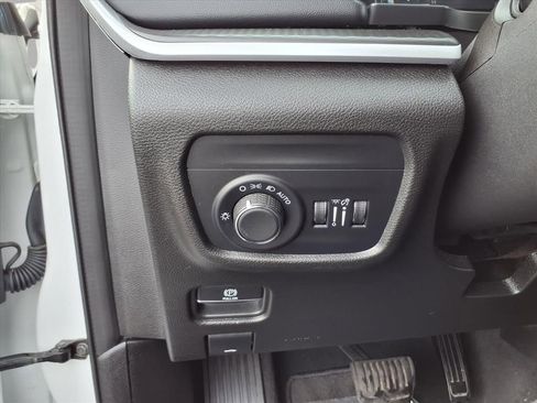 Used 2023 Jeep Grand Cherokee Laredo image 14