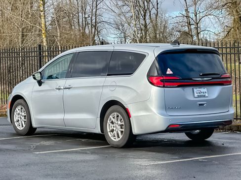 Used 2024 Chrysler Pacifica Touring-L FWD image 33