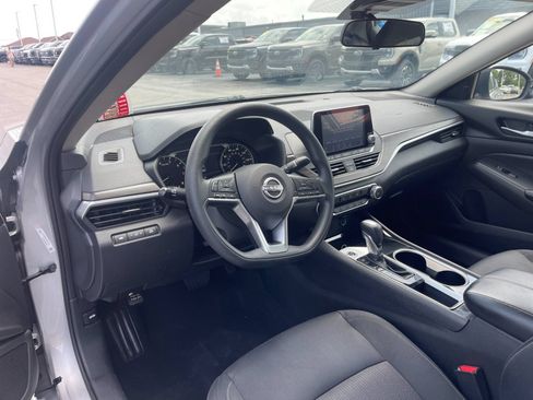 Used 2024 Nissan Altima 2.5 SV FWD image 11