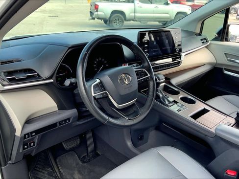 Used 2022 Toyota Sienna XLE image 15