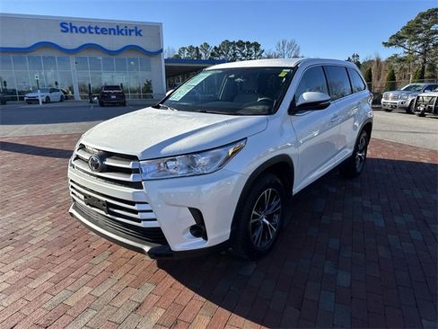 Used 2019 Toyota Highlander LE image 1