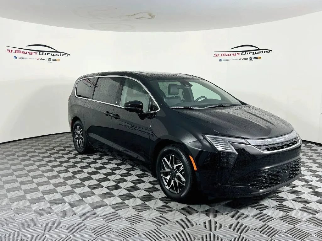 New 2027 Chrysler Pacifica Limited FWD image 1